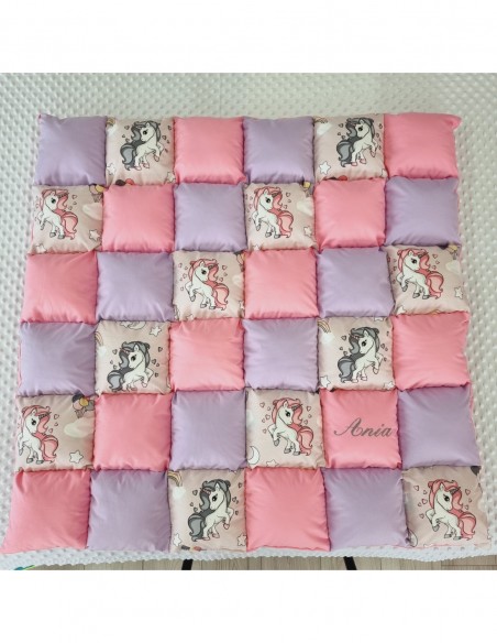 Saltea de joaca premium patchwork, 100 x 100 cm, mov cu roz si unicorn gri