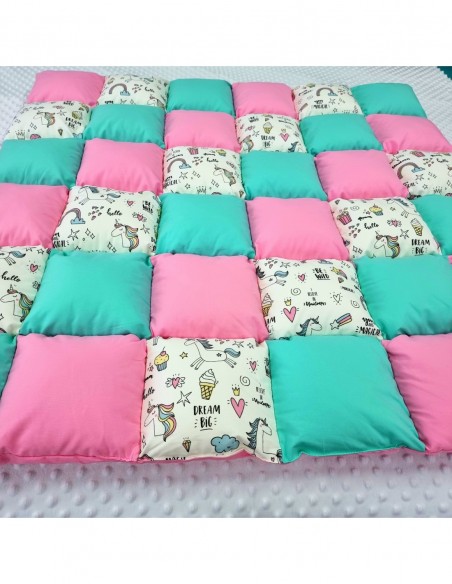 Saltea de joaca premium patchwork, 100 x 100 cm, roz cu turcoaz si unicorni colorati
