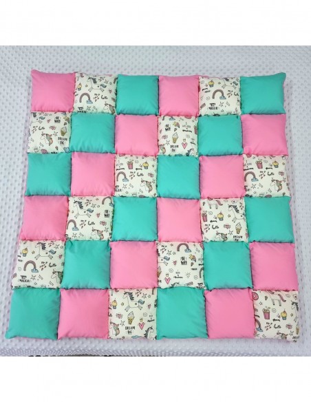 Saltea de joaca premium patchwork, 100 x 100 cm, roz cu turcoaz si unicorni colorati
