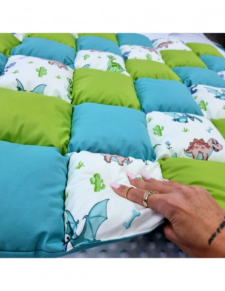 Saltea de joaca premium patchwork, 100 x 100 cm, verde cu turcoaz si dinozauri