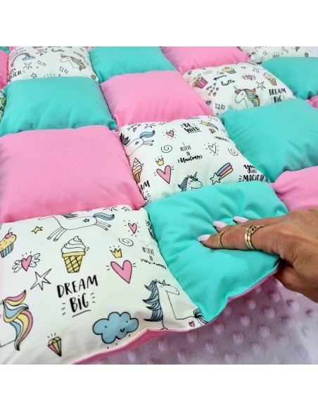 Saltea de joaca premium patchwork, 100 x 100 cm, roz cu turcoaz si unicorni colorati