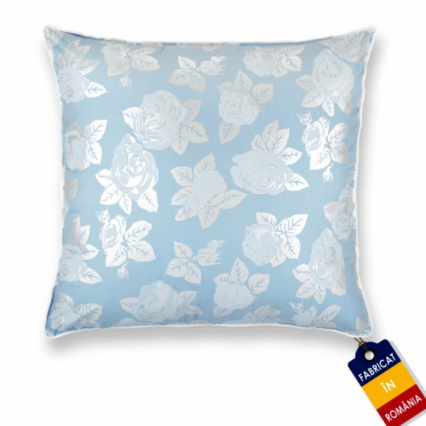 Perna Pernador cu puf si pana de gasca, 70x70 cm, Albastru cu trandafiri argintii