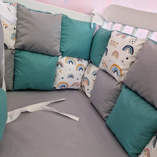 Aparatori de patut tip Patchwork gri cu turcoaz si curcubeu