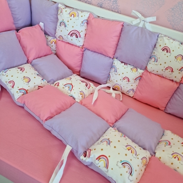 Aparatori de patut tip Patchwork mov cu roz si curcubeu