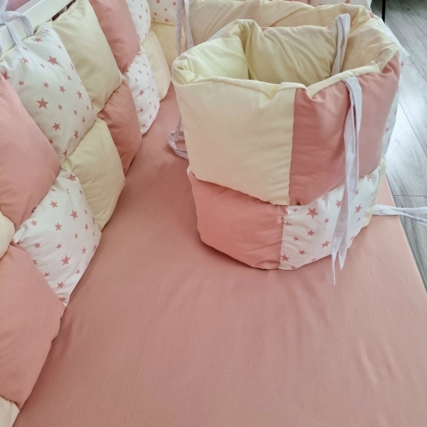 Aparatori de patut tip Patchwork roz pudra cu crem si stelute roz