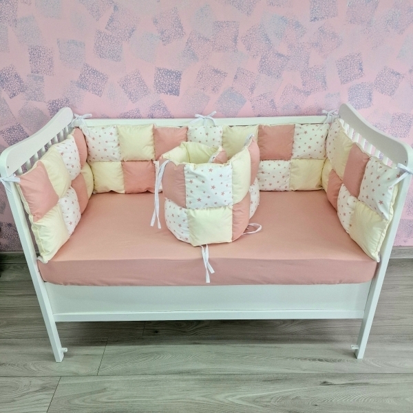 Aparatori de patut tip Patchwork roz pudra cu crem si stelute roz