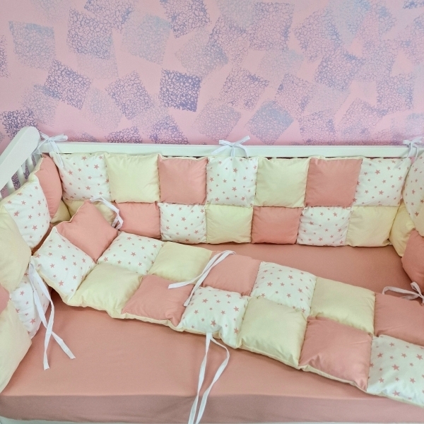 Aparatori de patut tip Patchwork roz pudra cu crem si stelute roz