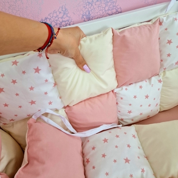 Aparatori de patut tip Patchwork roz pudra cu crem si stelute roz