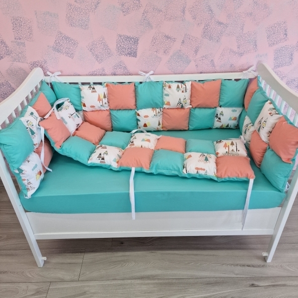 Aparatori de patut tip Patchwork roz cu turcoaz si braduti