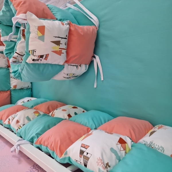 Aparatori de patut tip Patchwork roz cu turcoaz si braduti