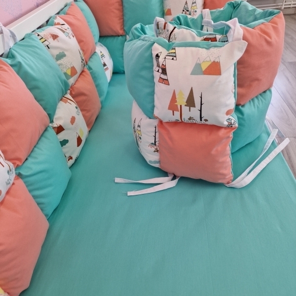 Aparatori de patut tip Patchwork roz cu turcoaz si braduti