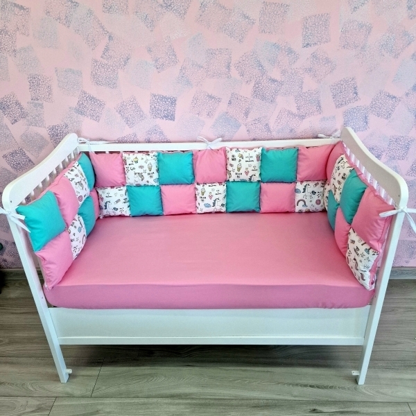 Aparatori de patut tip Patchwork roz cu turcoaz si unicorni colorati
