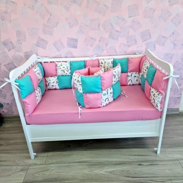 Aparatori de patut tip Patchwork roz cu turcoaz si unicorni colorati