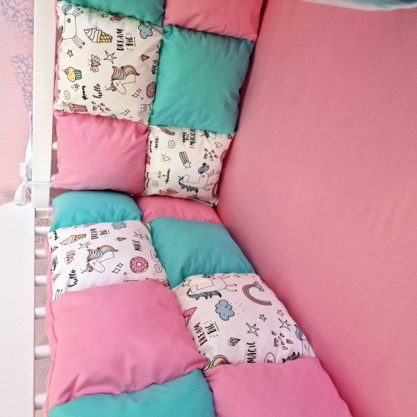 Aparatori de patut tip Patchwork roz cu turcoaz si unicorni colorati