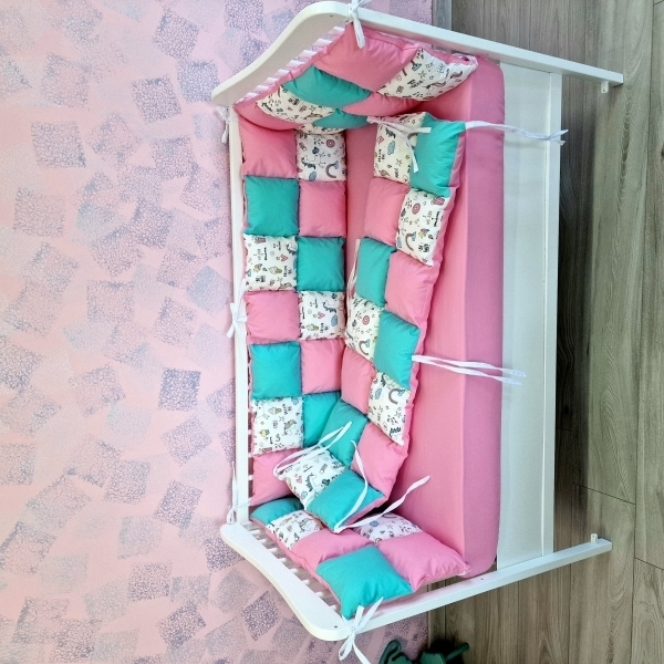 Aparatori de patut tip Patchwork roz cu turcoaz si unicorni colorati