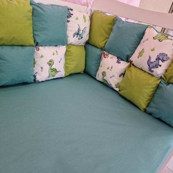 Aparatori de patut tip Patchwork verde cu turcoaz si dinozauri