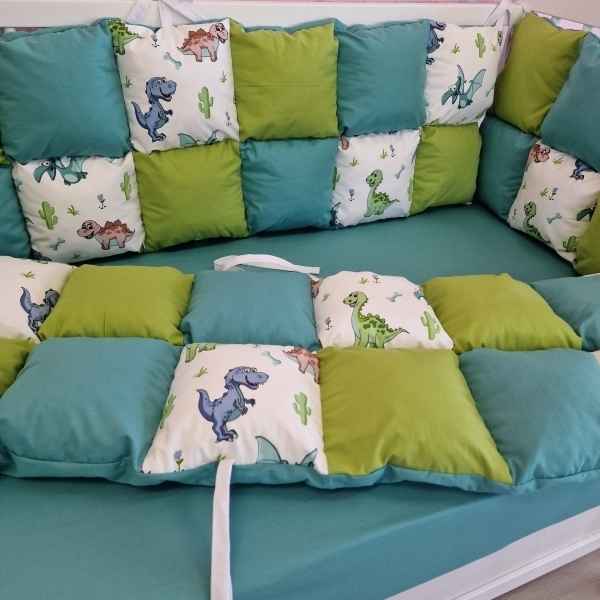 Aparatori de patut tip Patchwork verde cu turcoaz si dinozauri