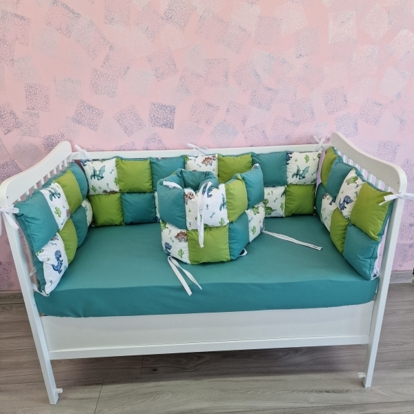 Aparatori de patut tip Patchwork verde cu turcoaz si dinozauri