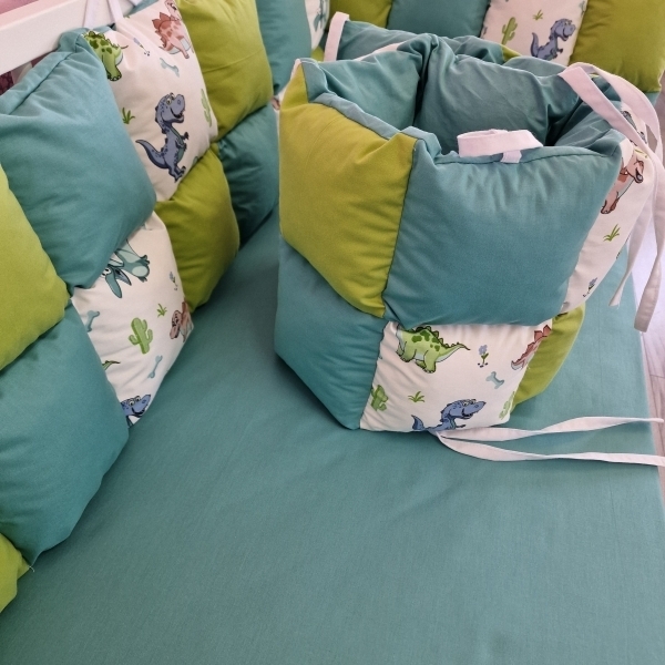 Aparatori de patut tip Patchwork verde cu turcoaz si dinozauri