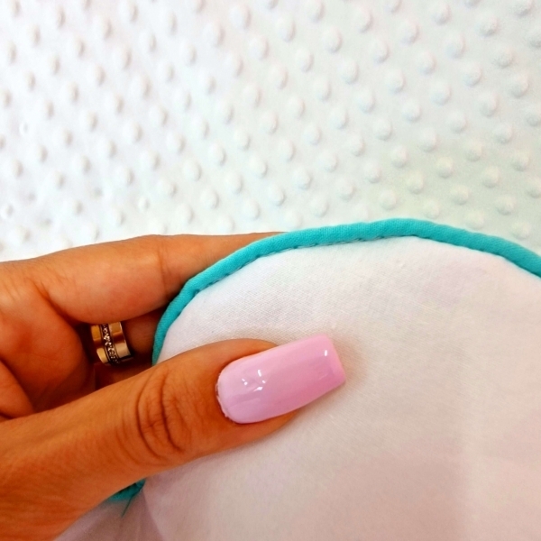 Perna decorativa Norisor alb cu turcoaz