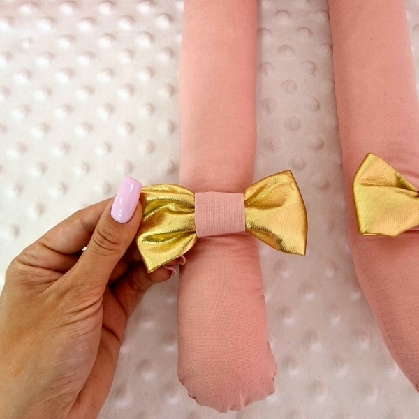 Perna decorativa Norisor cu picioare, roz pudra cu auriu