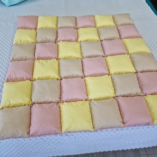 Saltea de joaca premium patchwork, 100 x 100 cm, roz pudra cu crem si galben