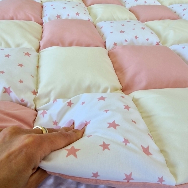 Saltea de joaca premium patchwork, 100 x 100 cm, roz pudra cu crem si stelute roz