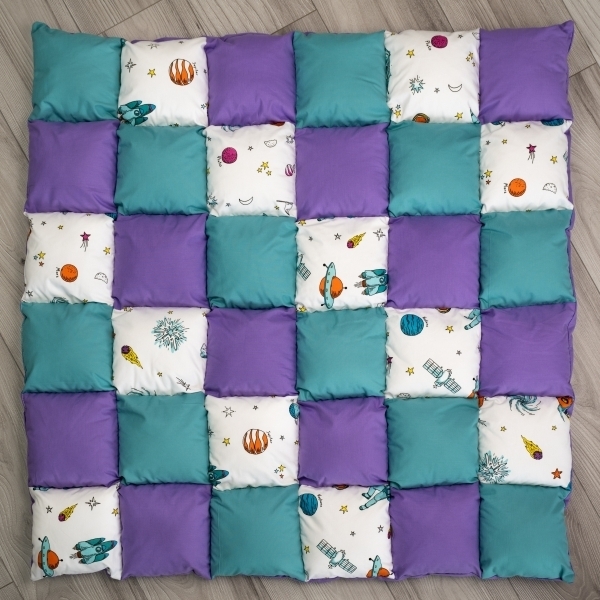 Cortulet de joaca Teepee 105 x 105cm cu salteluta, turcoaz cu mov si planete