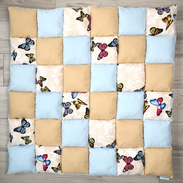 Saltea de joaca premium patchwork, 100 x 100 cm, crem cu blue si fluturi