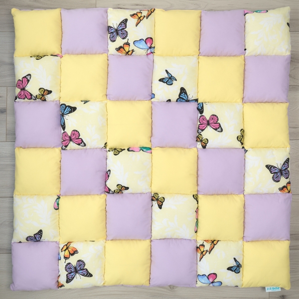 Saltea de joaca premium patchwork, 100 x 100 cm, galben cu lila si fluturi