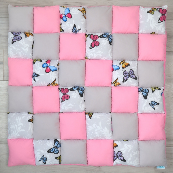 Saltea de joaca premium patchwork, 100 x 100 cm, roz cu gri si fluturi