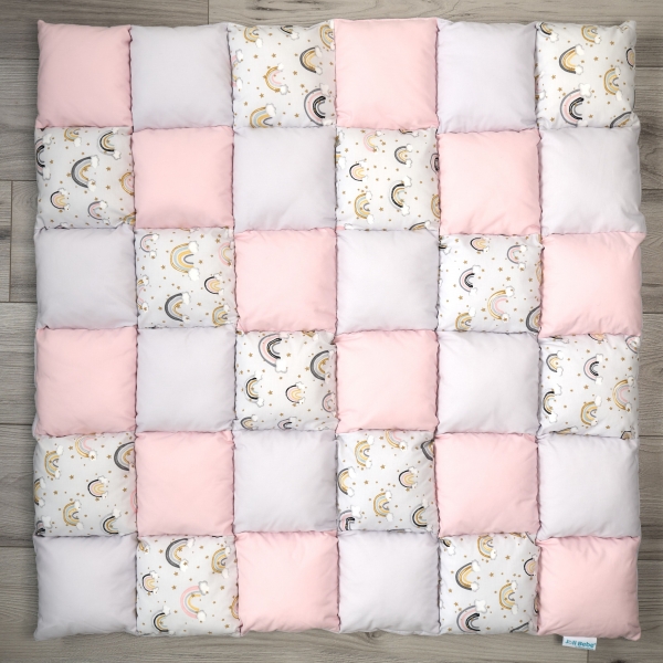 Saltea de joaca premium patchwork, 100 x 100 cm, roz pudra cu lila si curcubee