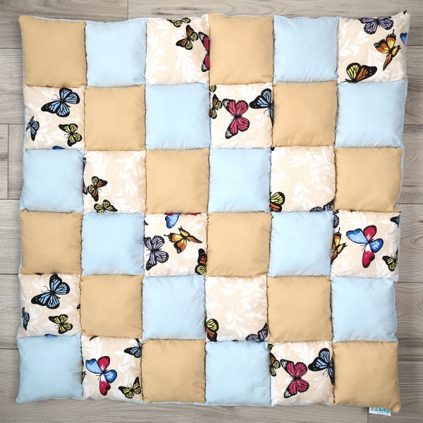 Saltea de joaca premium patchwork, 120 x 120 cm, crem cu blue si fluturi