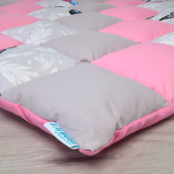 Saltea de joaca premium patchwork, 120 x 120 cm, roz cu gri si fluturi