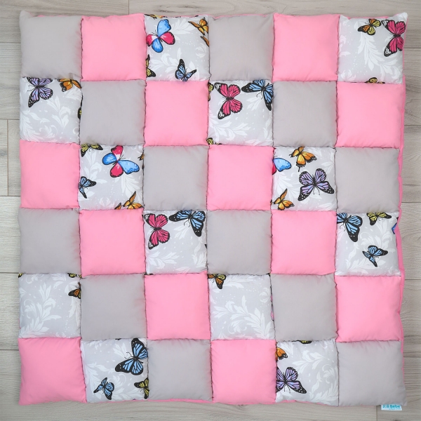 Saltea de joaca premium patchwork, 140 x 140 cm, roz cu gri si fluturi