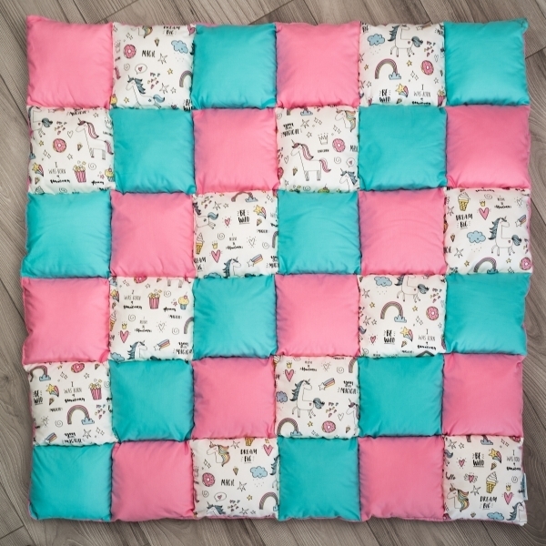 Cort de joaca Teepee, roz cu turcoaz si unicorni colorati